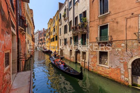 Ort: Castello, Venedig Das Castello-Viertel, das größte und eines der ältesten Viertel Venedigs, liegt am östlichen Ende der Stadt. Es war schon immer eines der am dichtesten besiedelten Viertel der Stadt und hat sich die traditionelle 