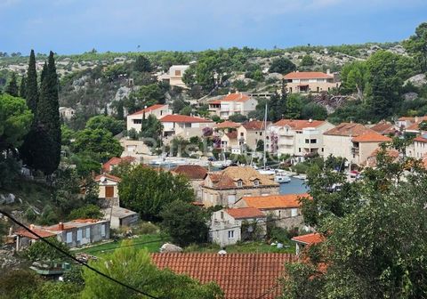 Brač, Bobovišća, Grundstück mit einer Gesamtfläche von 4356 m2, davon 397 m2 im Bauteil mit einem legalisierten Objekt von 47 m2. Das Gebäude ist an Strom und Wasser angeschlossen und verfügt über eine Hausnummer. Es befindet sich in ruhiger Lage, 15...