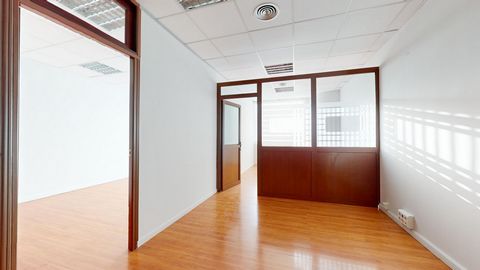 Comfortable and strategic exterior office for sale in an emblematic building in the Puerto area, where renowned law firms, notaries, advisors and registries are located. The building has two elevators, a physical doorman, a garage, toilets on each fl...