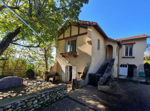 Nestled in the heart of the southern gardens of Lectoure, this sun-drenched house invites you to experience unique moments. Imagine yourself, in the mornings, savoring your coffee on the terrace, your gaze lost in the immensity of the Pyrenees. In th...