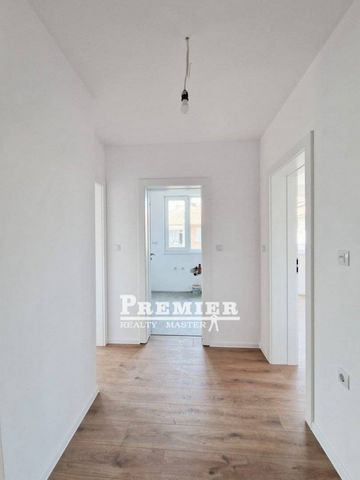 Wir präsentieren Ihnen ein tolles Angebot - Wir verkaufen eine Etage eines Hauses + Studio + Garage + Grundstück in der Neustadt von Pomorie. Die Etage hat eine Gesamtfläche von 86 qm. Darüber befindet sich ein geräumiges Studio / Studio, das eine Ge...