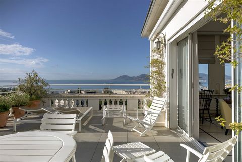 Rare on the Market - Exceptional top-floor apartment of 80 m2 in a prestigious bourgeois palace with concierge, offering breathtaking views of the sea and the Bay of Cannes. This elegant property welcomes you with a spacious entrance hall, leading to...