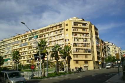 RONDA GUINARDÓ-CARTAGENA: Appartement met 3 slaapkamers (2 tweepersoonskamers), grote eetkamer, keuken met galerij en badkamer. Exterieur (eetkamer en 1 slaapkamer) aan de straat, zeer licht. Vereist volledige renovatie. Gebouw met lift. Uitstekende ...