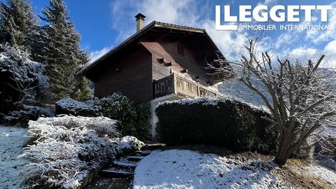 A25317ST74 - Ce charmant chalet confortable a été la maison de vacances de deux familles et offre plus de quatre chambres pour de nombreux amis et membres de la famille. L'accès au chalet se fait par un jardin entretenu. Au niveau du jardin, on accèd...