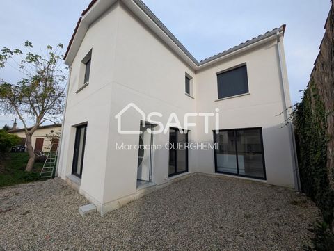 Idéalement située au cœur de Saint Laurent de Médoc, cette maison contemporaine de 2023 est parfaite pour une famille en quête de confort, de fonctionnalité et de proximité avec toutes les commodités. Caractéristiques principales : Surface habitable ...