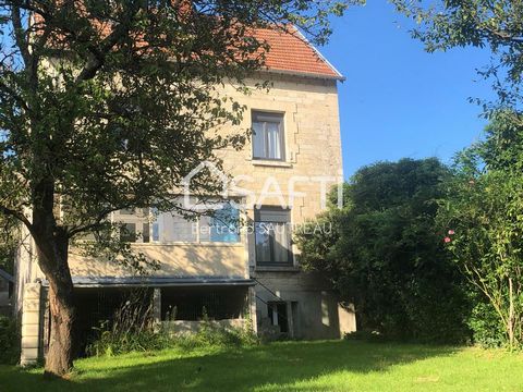 La vaste entrée vous invite à découvrir un espace de vie de 50 m² constitué d’une cuisine moderne, d’une lumineuse salle à manger et sa véranda orientée sud. Un salon cosy complète cet ensemble. Au 1er étage, un palier dessert une très grande chambre...