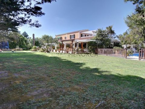 This spacious villa for sale in Binixica is waiting for you! With a spectacular view, this property has 600 m² built on a 3,800 m² plot of land. The house is divided into two floors and the property has several outdoor spaces with a large swimming po...