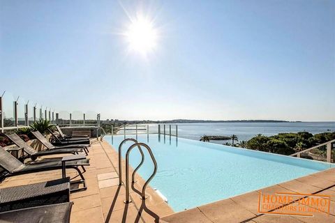 GOLFE-JUAN / PALAIS NAPOLEON Direkte Nähe zu den Stränden und dem Hafen. Hochwertige Residenz mit: Infinity-Pool auf dem Dach mit Meerblick, Jacuzzi, Sauna, Hammam, Fitnessraum, Wächter. 2-Zimmer-Wohnung, bestehend aus: einer Eingangshalle mit Schrän...