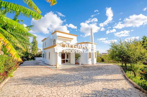 Located in Loulé. Nestled between the prestigious Vila Sol Golf Course and the exclusive resorts of Vale do Lobo and Quinta do Lago, this remarkable property features two spacious villas set on a single expansive plot. Located in the highly coveted G...