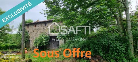 A 10mn d'Ambert dans un village au calme, cette ancienne maison en pierres avec côté habitation (cheminée) et partie grange attend une belle restauration pour profiter d'un environnement verdoyant... Terrain de 380m²... Prévoir branchement eau + assa...