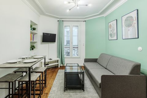 Découvrez le charme de notre appartement spacieux, idéalement situé dans le 18ème arrondissement de Paris. Avec un salon/salle à manger ouvert sur une cuisine moderne, deux belles chambres, et une somptueuse salle de bain en marbre avec une douche à ...