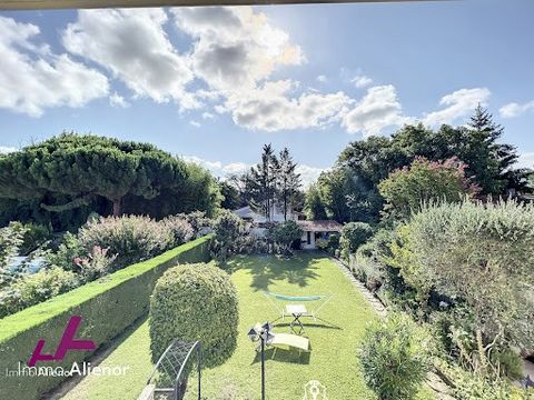 Venez découvrir à Villenave située intra rocade à proximité immédiate du tram et des commodités cette maison de 144m2 sur un terrain de 671m2 Ce bien se compose au rez-de-chaussée de trois chambres, d'une salle d'eau avec WC, d'une buanderie ainsi qu...