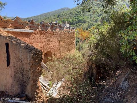 Kleiner Bauernhof im Landesinneren von Aljezur mit einer Fläche von 26,9 ha und zwei städtischen Gebäuden, eines mit 200 m2 und das andere mit 80 m2, die sanierungsbedürftig sind. Das Anwesen verfügt über ein weitläufiges Land, das für die Landwirtsc...