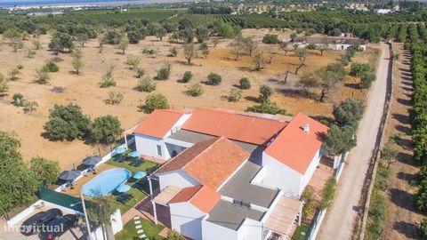 Fantástica propriedade localizada no concelho de Tavira . Neste momento o imóvel encontra-se a funcionar como Guest house , com certificação pelo Turismo de Portugal. Com uma área de 468 m2 inserida num lote de terreno com 1200 m2. A moradia dispõe d...