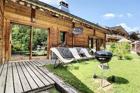 Bienvenue dans cet élégant chalet qui offre une expérience de séjour exceptionnelle, combinant confort moderne et charme alpin. Dès que vous franchirez la porte, vous serez immédiatement séduit par le séjour spacieux. L'espace est astucieusement agen...