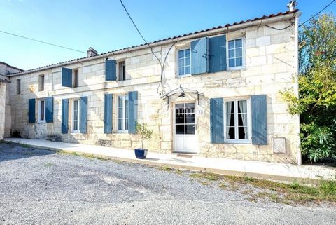 Située à 10 minutes de Saint André et de Libourne, cette belle demeure en pierre datant de 1900, d’une superficie de 190 m², revêt un caractère authentique et pittoresque elle est située sur un très beau terrain arboré et fleuri de 2257 m² avec pisci...