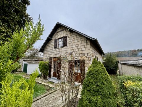 Venez découvrir cette maison au cachet authentique, idéale pour les amateurs de charme et de confort. Elle vous propose une cuisine fonctionnelle, un salon-séjour chaleureux, une première chambre avec WC et salle d'eau en rez-de-chaussée. À l'étage, ...