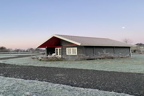 Unsere gepflegten Chalets sind mit allen notwendigen Annehmlichkeiten wie Geschirrspüler, Mikrowelle, Kaffeemaschine, Kühlschrank mit Gefrierfach und Sanitäranlagen ausgestattet. Dieses gemütliche Ferienhaus liegt mitten in der wunderschönen Natur, d...