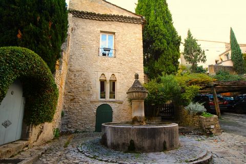 Venez découvrir cette maison de village au charme indéniable située au coeur du centre historique de Vaison la Romaine. Le coup de coeur est assuré. Elle se compose d'une cuisine américaine sur séjour, un salon, une véranda, 3 chambres dont une avec ...