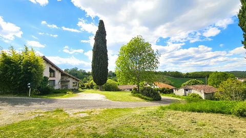 Das Anwesen liegt auf mehr als 10 Hektar in ruhiger Lage inmitten der Natur. Das 220 m² große Haupthaus, ein Architektenhaus aus den späten 1980er Jahren, bietet einen herrlichen Blick auf die hügelige Landschaft. Im Erdgeschoss verfügt es über ein W...