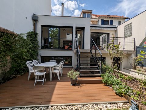 Location d'une belle maison familiale sur Clamart. Salon, salle à manger, cuisine, 4 chambres, garage, jardin. Location disponible jusqu'au 15 juillet. 2025.