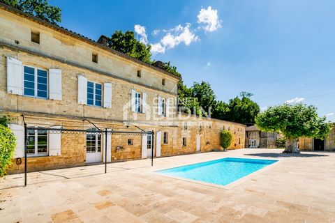 BOURG SUR GIRONDE. Genesteld in de holte van een klif, met uitzicht op de Dordogne vanaf het prachtige travertijnterras met verwarmd zwembad, kom en ontdek dit voormalige zeventiende-eeuwse wijnkasteel, perfect gerenoveerd, zijn huisje en zijn vele b...