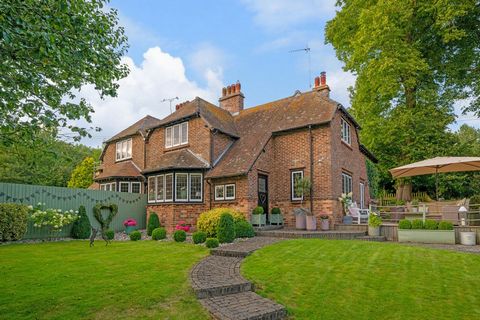 1 Manor Cottage is situated in the heart of the sleepy, picturesque village of Winwick, occupying a generous plot of 0.14 acres, with attractive gardens, outside entertaining space and a beautifully appointed interior. This semi-detached cottage was ...