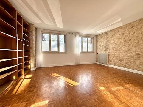 Louise Mevrel vous propose un appartement 4P dans un immeuble ravalé, sécurisé avec une agréable cour intérieure et une gardienne, situé à proximité du centre-ville de Maisons-Alfort (à 4 min à pied de la Mairie, 8 min à pied du RER D, à 10 min à pie...