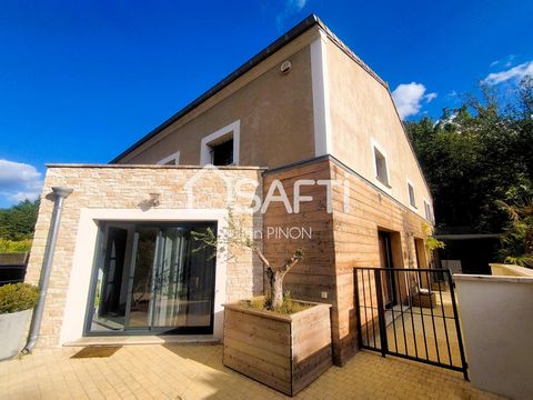 Very large, renovated 400 m² house + 150 m² of outbuildings that could be used as garages, workshop or storage space, set in 1290 m² of enclosed, landscaped grounds with swimming pool. First floor: entrance hall, large living room with kitchen openin...