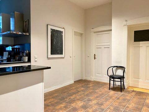 Die Wohnung in der Fredericiastraße in Berlin-Charlottenburg verbindet auf 124qm Altbaucharme mit moderner Ausstattung. Sie liegt im zweiten Obergeschoss des Vorderhauses eines klassischen Altbaus, ist vollständig möbliert und perfekt für eine Anmiet...