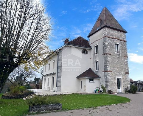 Votre agence ERA IMMOBILIER SAINT VIT vous propose à la vente cette magnifique demeure de prestige située aux abords de Saint Vit. Ce bien rare et authentique s'étend sur plus de 240 m² habitables et offre des volumes généreux, où chaque pièce bénéfi...