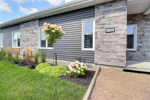 Découvrez des jumelés de qualité supérieure, construits par une entreprise de renom coté AA. Dalle au sol ou avec sous-sol, Chicoutimi ou Chicoutimi nord, tout est possible. Unité érigée avec un mur de béton séparateur de 8 pouces d'épaisseur, offran...