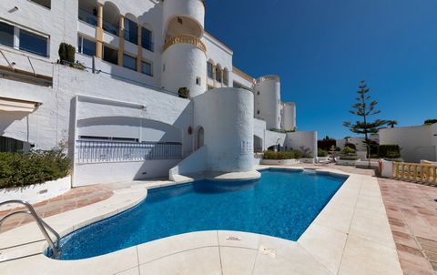 Apartamento excepcionalmente espacioso de 3 a 4 dormitorios con gran terraza y vistas abiertas a la costa ubicado en Mijas Golf. Esta es una excelente ubicación a poca distancia en coche de todos los servicios de la Costa del Sol, incluidas Mijas Cos...