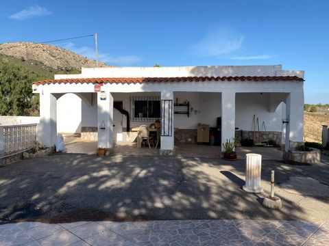  Villa en Sax con Vistas Panorámicas y Excelente Ubicación Esta encantadora propiedad combina comodidad, estilo y una ubicación privilegiada. Con tres habitaciones, dos baños, piscina privada y vistas espectaculares, esta villa ofrece todo lo necesar...