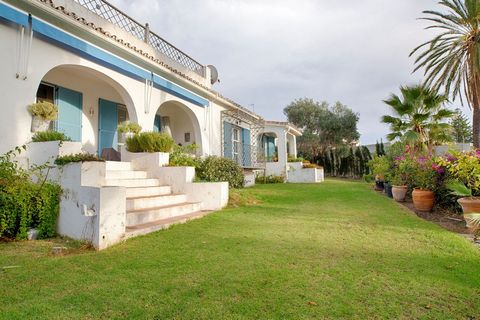 Located in San Pedro de Alcántara. Magnificent 5 bedroom Detached Villa built on a large plot of 2.080 m2 with a perfect southwest orientation and located in San Pedro de Alcantara, Marbella. This classic villa is distributed over two floors. The mai...