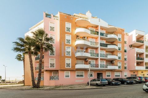 Este apartamento com dois quartos e duas casas de banho está localizado na Urbanização Quinta da Torre, na vila de Armação de Pêra. Se pretende residir permanentemente, rentabilizar ou ter a sua casa de férias, este imóvel reúne todas as condições. O...