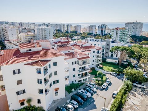 Bienvenue dans votre futur refuge à Quarteira ! Cet appartement de 2 chambres, situé au troisième étage, offre une vue imprenable sur la mer et un emplacement privilégié à quelques pas de la plage. C'est une opportunité incroyable pour tous ceux qui ...