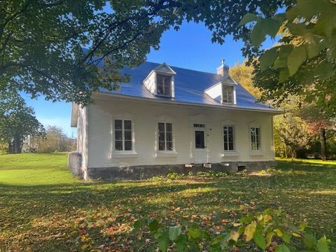 Grande ANCESTRALE dans un secteur très tranquille d'une rue cul-de-sac! Venez vivre dans ce patrimoine extraordinaire de St-Joachim. Propriété vous propose d'immenses pièces avec de hauts plafonds & des aires de vies plus que conviviales. Profitez d'...