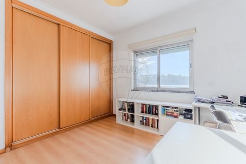 3 bedroom apartment for sale   Come and discover your next home! I invite you to explore this charming three-bedroom apartment on the 5th floor, which offers the perfect combination of urban living, tranquility and excellent sun exposure . With a str...