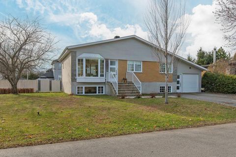 Bungalow avec garage, 4 chambres à coucher, 2 salles de bain complètes, terrain de plus de 8000 pieds carrés!!! Salon, cuisine et salle à manger à aire ouverte. Piscine semi-creusée, chauffée. Située aux portes de Chambéry dans un quartier très famil...