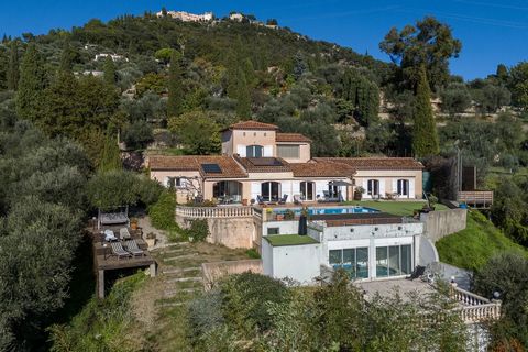 Villa dotée d'une vue panoramique sur la baie de Cannes et les collines environnantes ; véritable signature de la Riviera et son arrière-pays. On appréciera le fait qu'elle offre en plain-pied une double réception, voir triple en intégrant le grand h...