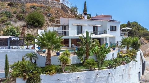 VILLA ?€ ALMUÑECAR Au-dessus des nuages ?€??€??€? le nom dit tout de cette magnifique villa construite entre 2004 et 2006. Avec ses hauteurs de plafond impressionnantes et son intérieur aéré, chaque pièce ressemble à un sanctuaire. Située à seulement...