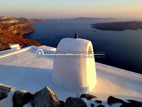 Appartementencomplex Te koop, verdieping: Begane grond, Verhoogde begane grond, 1e, 2e (4 Niveaus), in het gebied: Santorini - Thira. De oppervlakte van het pand is 250 m² en is gelegen op een perceel van 250 m². Het bestaat uit: 3 slaapkamers (1 Mas...