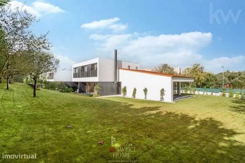 Living close to Lisbon, Cascais and Sintra and being able to enjoy the quality of life in a golf development, where the green areas and the tranquility of the countryside, provide an enviable quality of life is the right option for you! Come and see ...