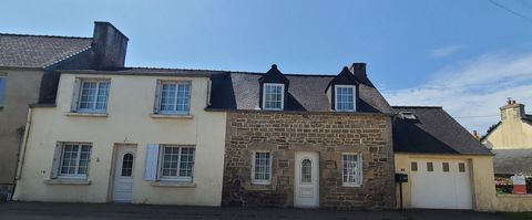 En campagne, à 30 minutes des premières plages et de la magnifique baie de Morlaix , maison mitoyenne en pierres dans un petit hameau de 5 habitations .Au rez de chaussée : une cuisine, salle à manger, salon avec une cheminée et son insert, une salle...