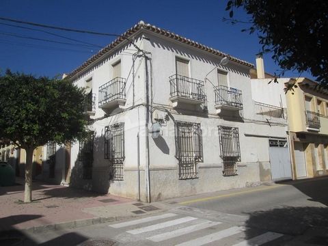 A charming traditional two Storey town house for sale in Albox town centre. The four bedroomed property retains many original features and fittings throughout including decorative floor tiles.The ground floor has upon entry a nice open reception área...