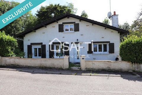 Située dans la charmante ville de Bar-le-Duc (55000), cette maison bénéficie d'un emplacement idéal à proximité de toutes les commodités. Avec ses 497 m² de terrain, elle offre également 5 places de parking, assurant praticité et confort aux résident...