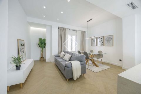 Lucas Fox presents this fully renovation apartment located in a classy building in the Ruzafa neighbourhood , which is characterised by its great real estate dynamism in the city of Valencia. The interior design project has transformed an old propert...