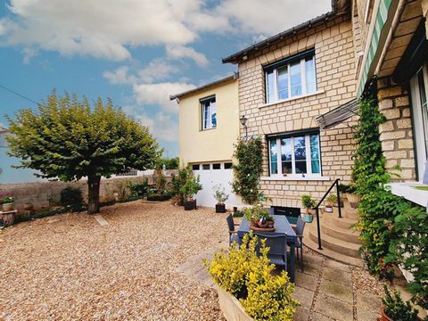 POITIERS - PLATEAU Je vous propose à la vente cette jolie maison sur le Plateau en plein centre de Poitiers. Située sur les remparts historiques, et plus exactement le chemin de ronde de Philippe Le Bel, vous pourrez profiter du coeur de ville à pied...