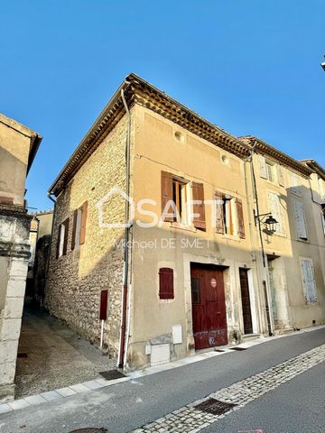 Maison 4 pièces d’environ 99m2. Dans le centre historique de Donzère, à proximité des commerces, écoles, services et des grands axes routiers (nationale 7, autoroute A7) venez découvrir cette jolie maison à rénover. Disposant d’un garage (atout préci...